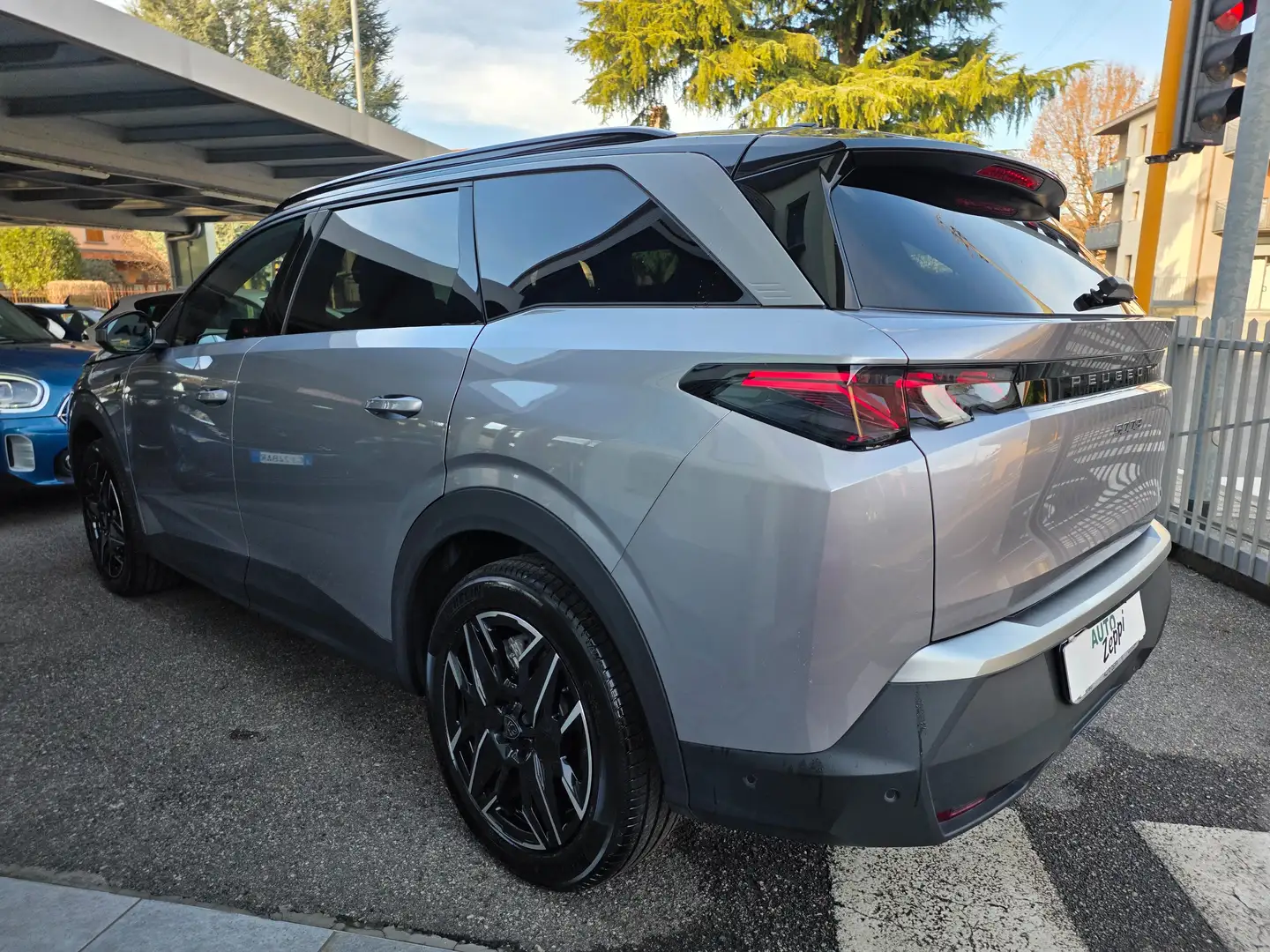 Peugeot 5008 Hybrid E-dcs GT / 7 POSTI+PELLE+CAMERA 360° Grigio - 2