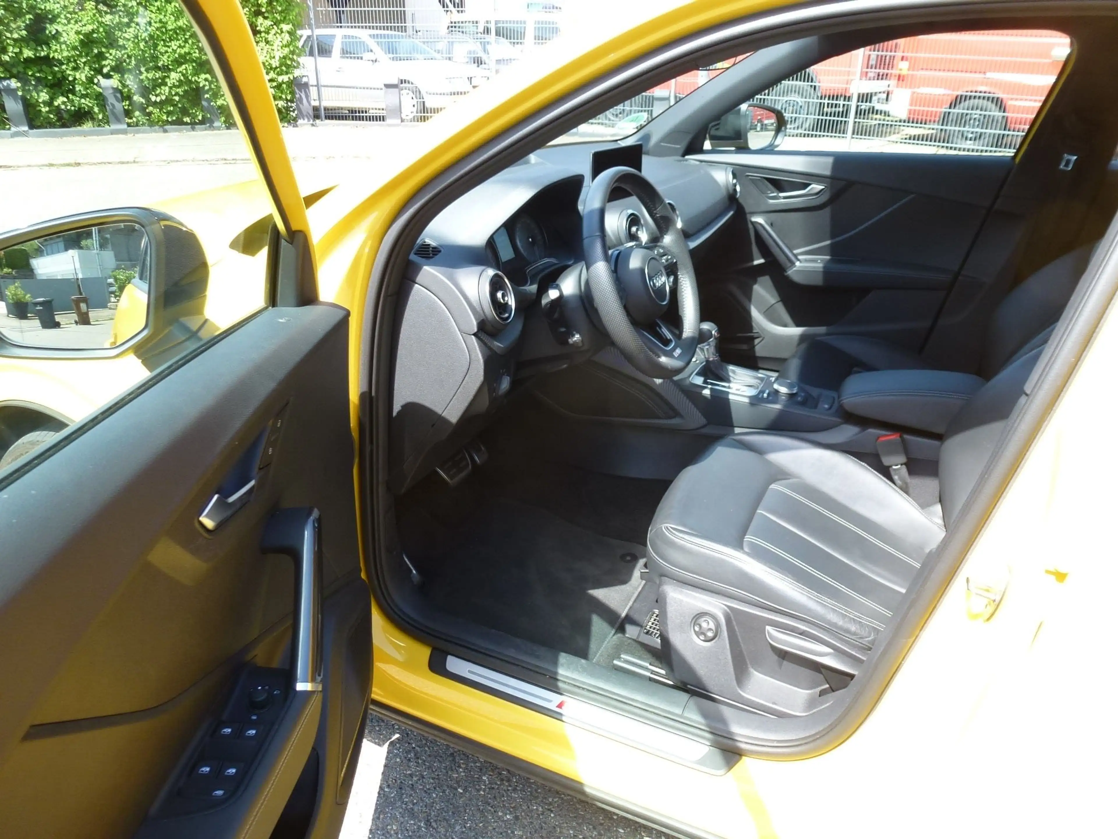 Audi SQ2 2.0 TFSI quattro * 1. Hand * Audi Exclusive Gelb — photo 10