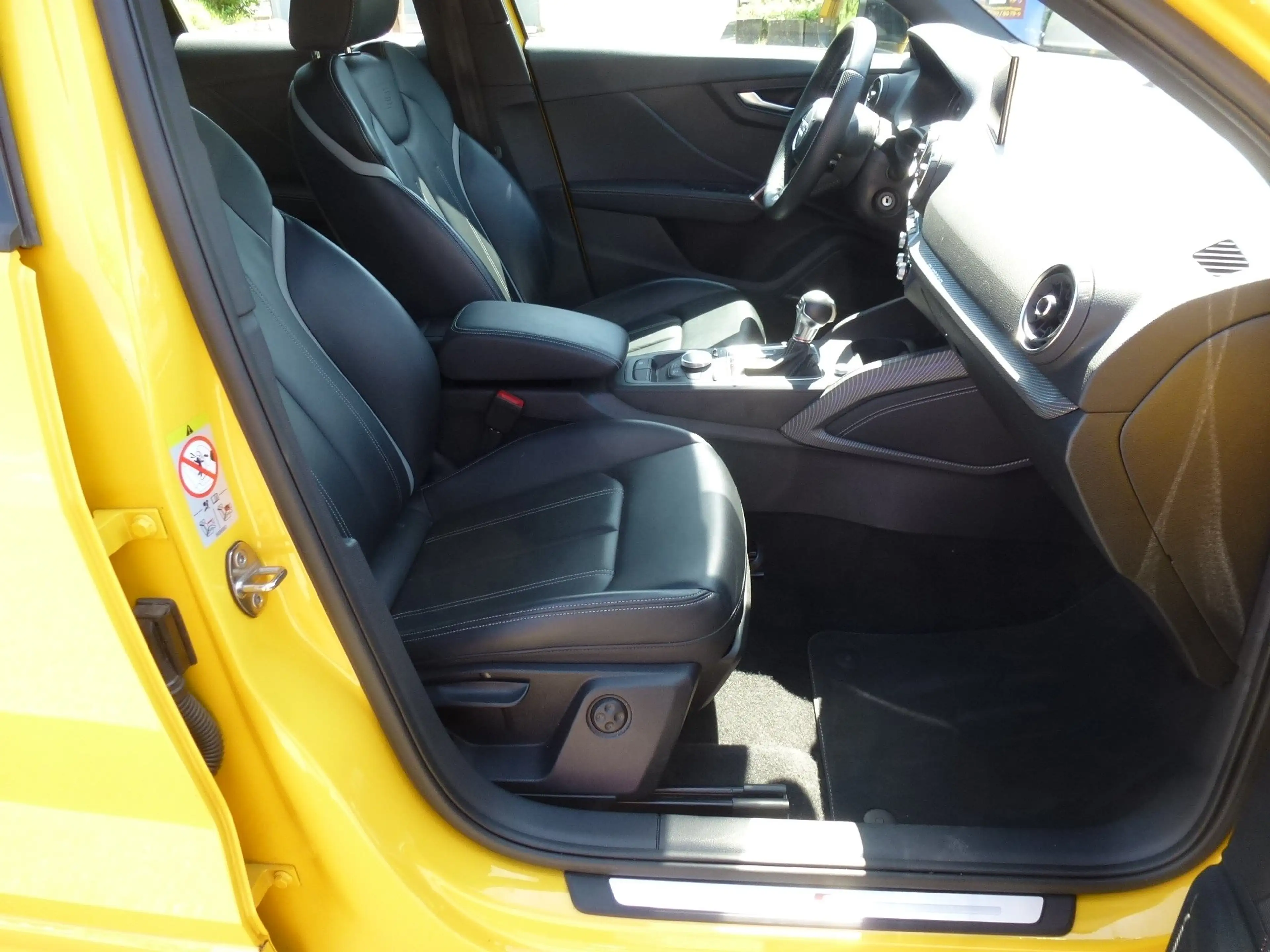Audi SQ2 2.0 TFSI quattro * 1. Hand * Audi Exclusive Gelb — photo 13