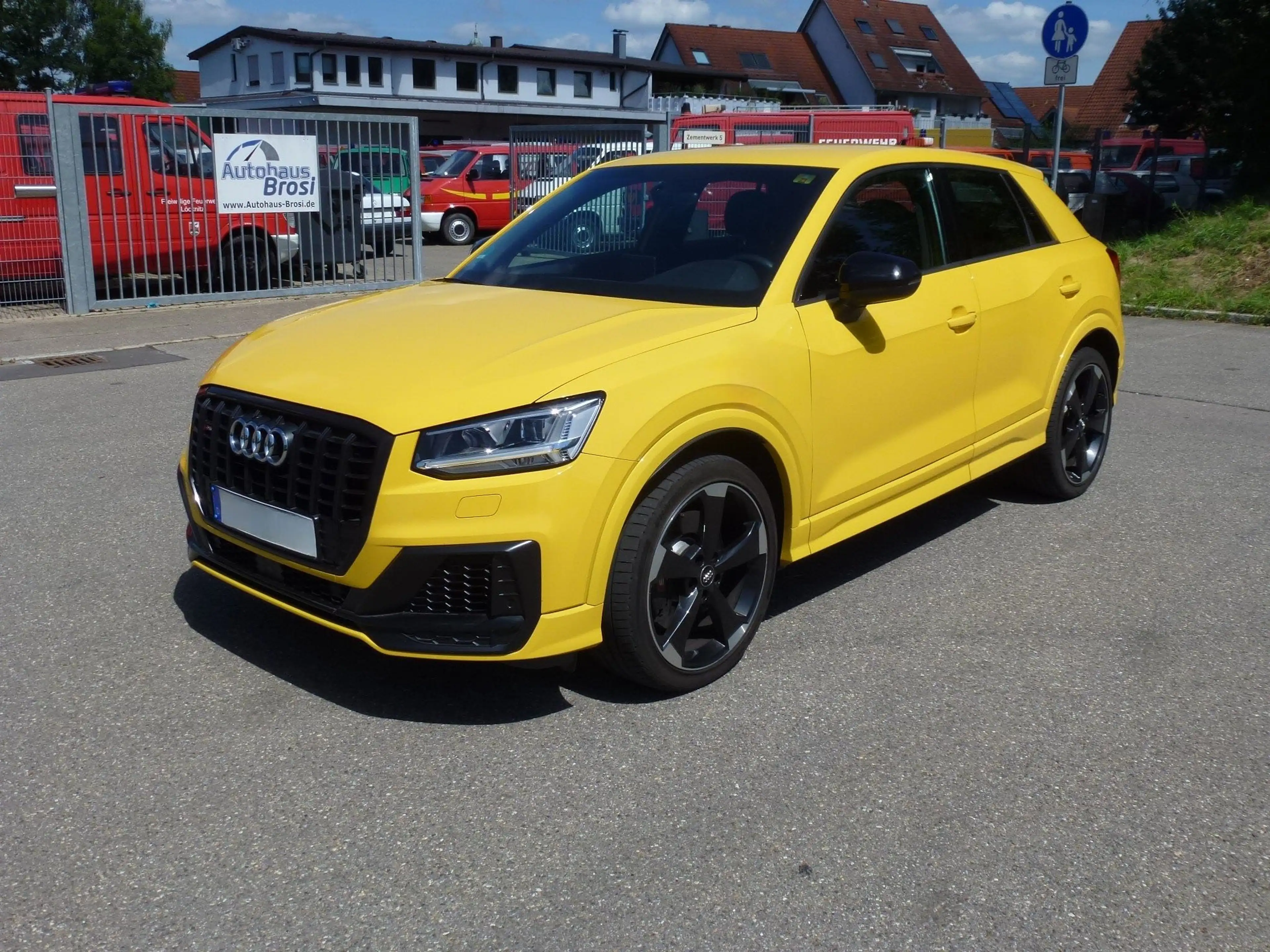 Audi SQ2 2.0 TFSI quattro * 1. Hand * Audi Exclusive Gelb