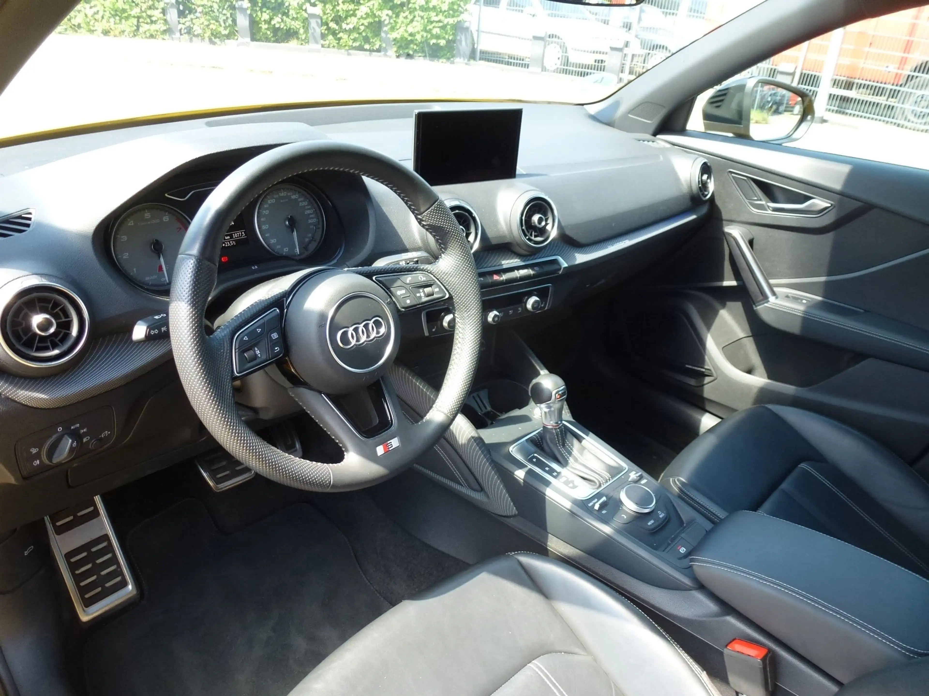 Audi SQ2 2.0 TFSI quattro * 1. Hand * Audi Exclusive Gelb — photo 9