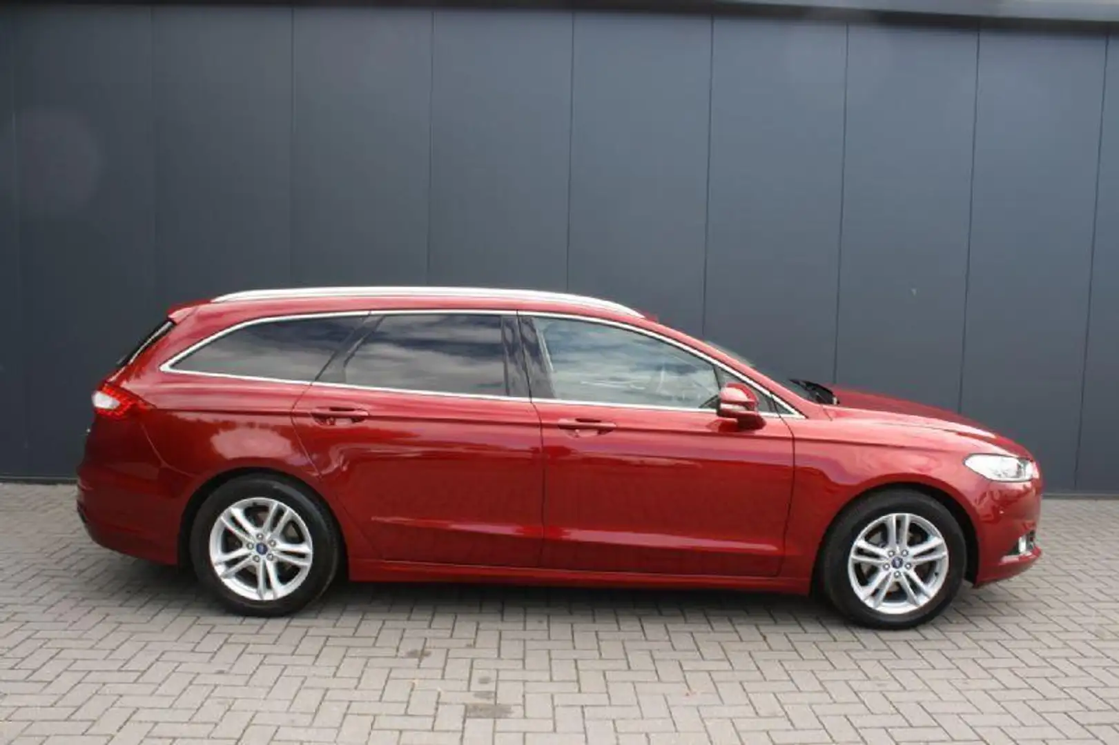 Ford Mondeo Wagon 1.5 Titanium - LEDER - TREKHAAK - NAVIGATIE Rood - 2