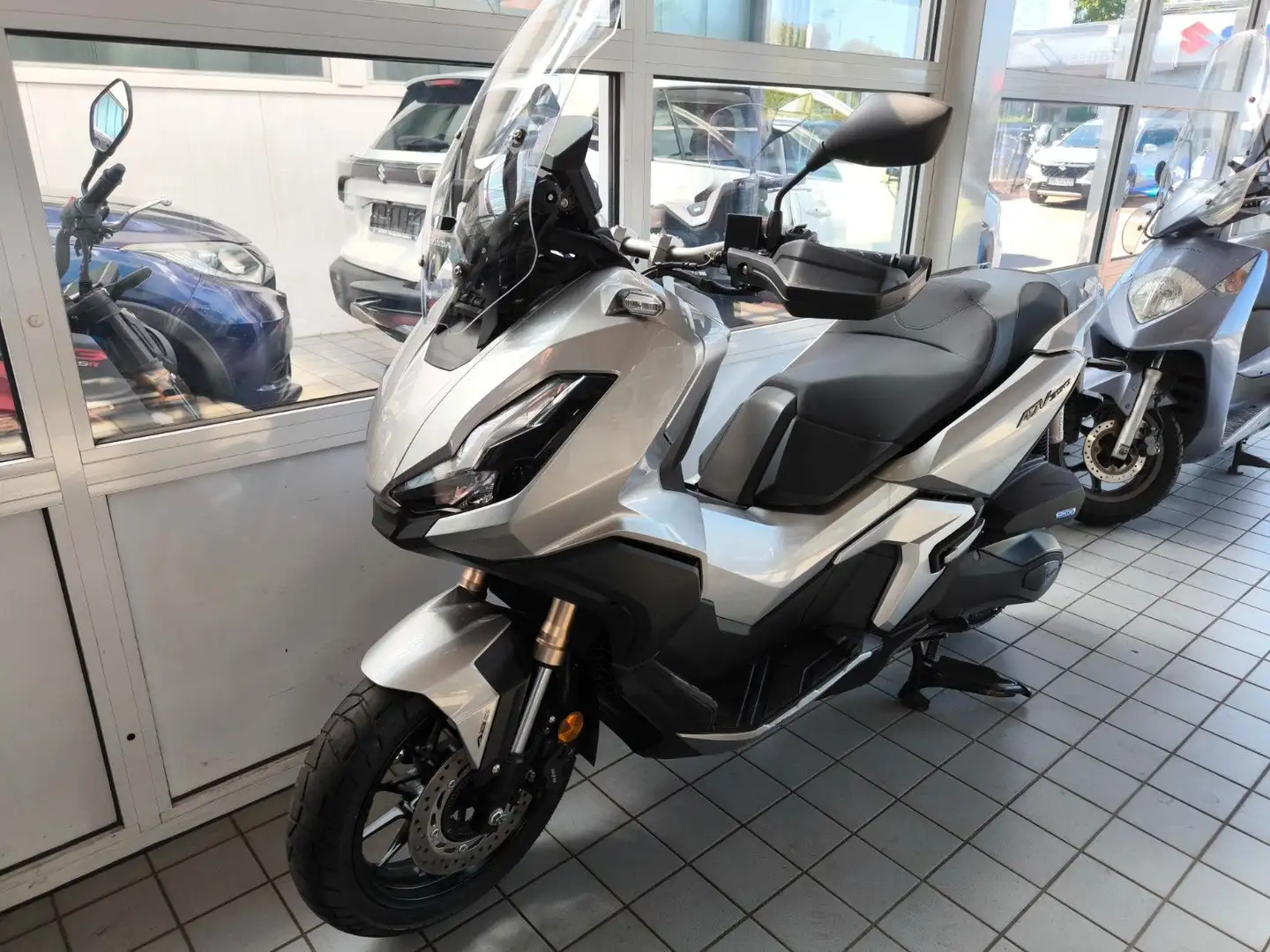 Honda ADV 350 Argintiu - 1