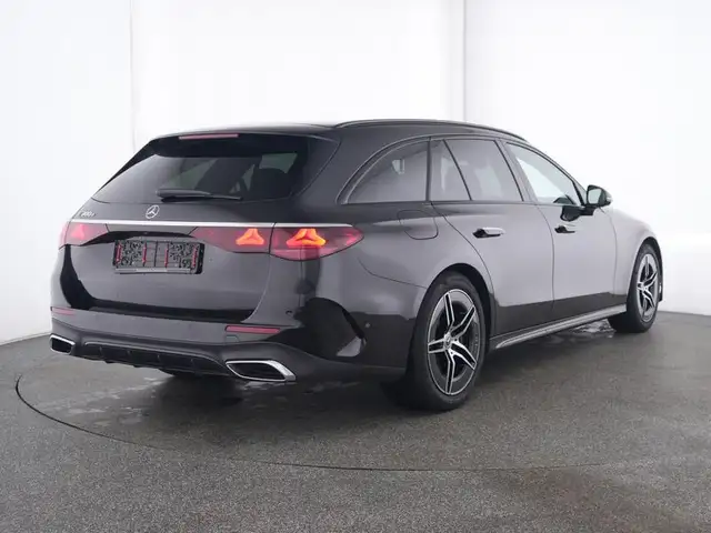Mercedes-Benz E-Class view 3