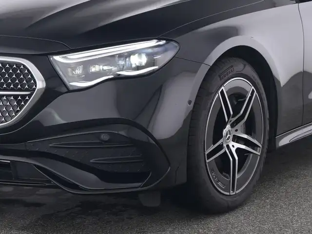 Mercedes-Benz E-Class view 4