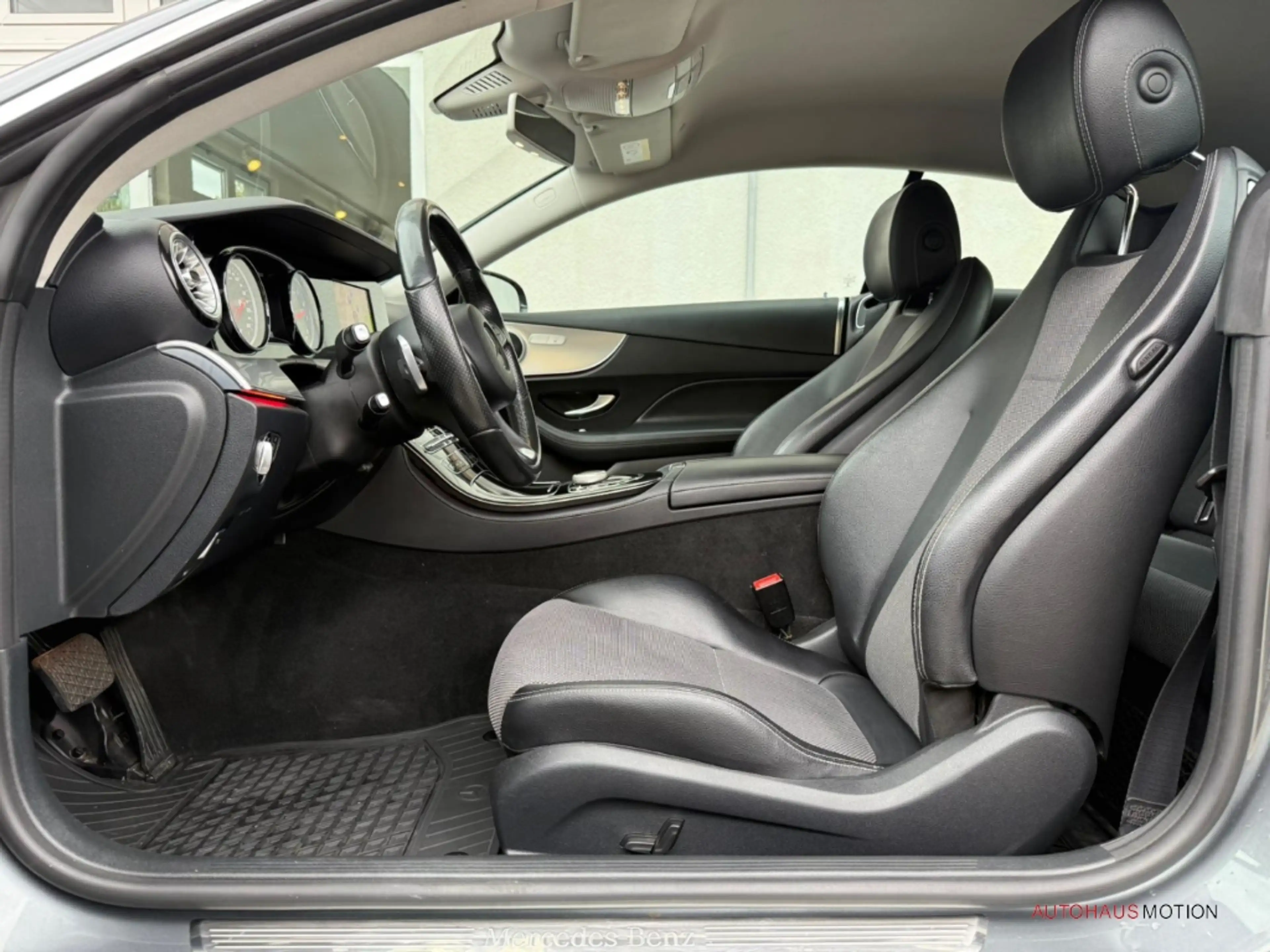 Mercedes-Benz E 200 Coupe Avantgarde Navi Kamera LED Ambientebeleuchtu — photo 10