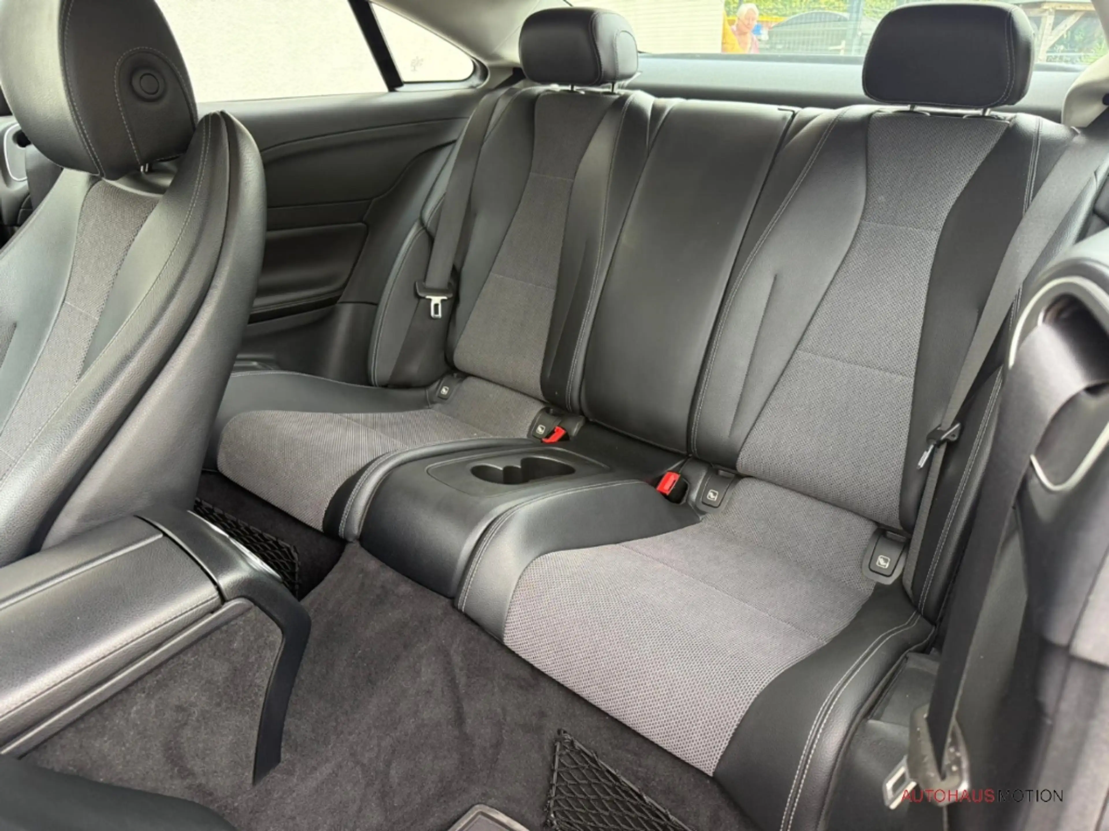 Mercedes-Benz E 200 Coupe Avantgarde Navi Kamera LED Ambientebeleuchtu — photo 11