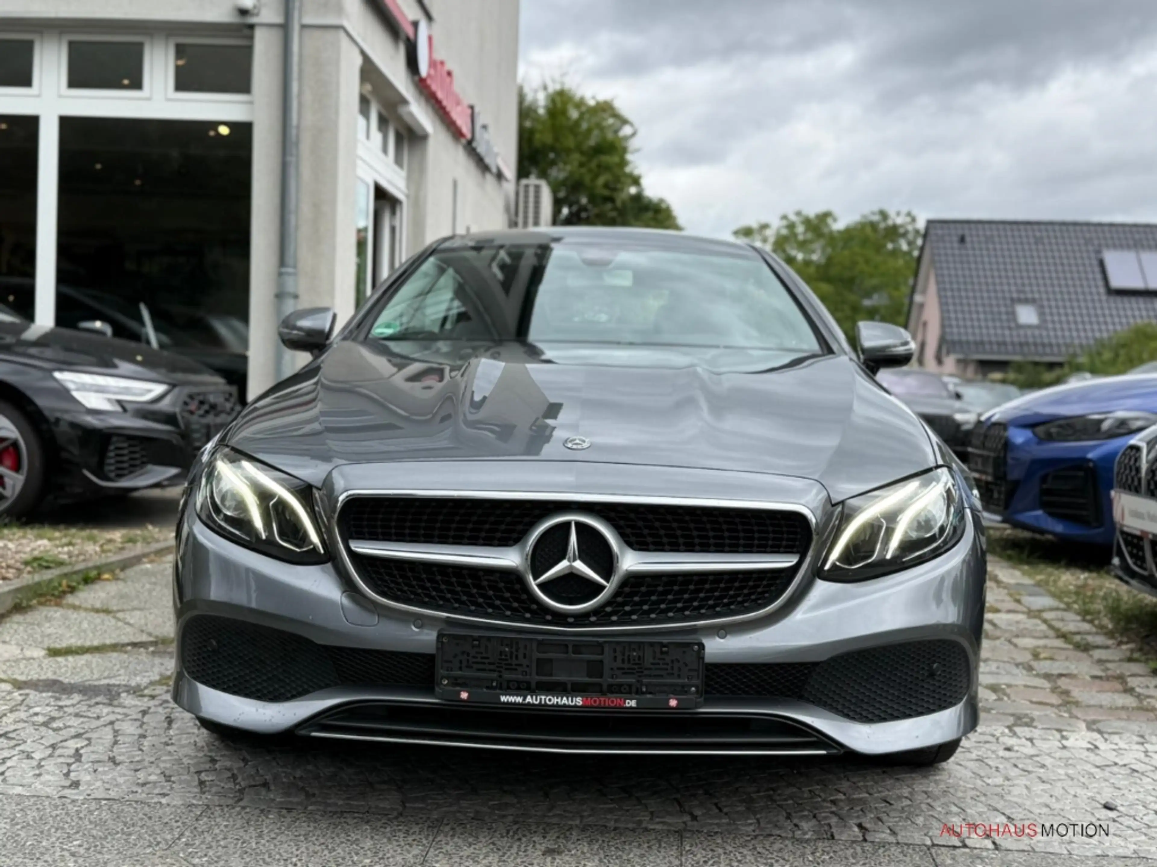 Mercedes-Benz E 200 Coupe Avantgarde Navi Kamera LED Ambientebeleuchtu — photo 3