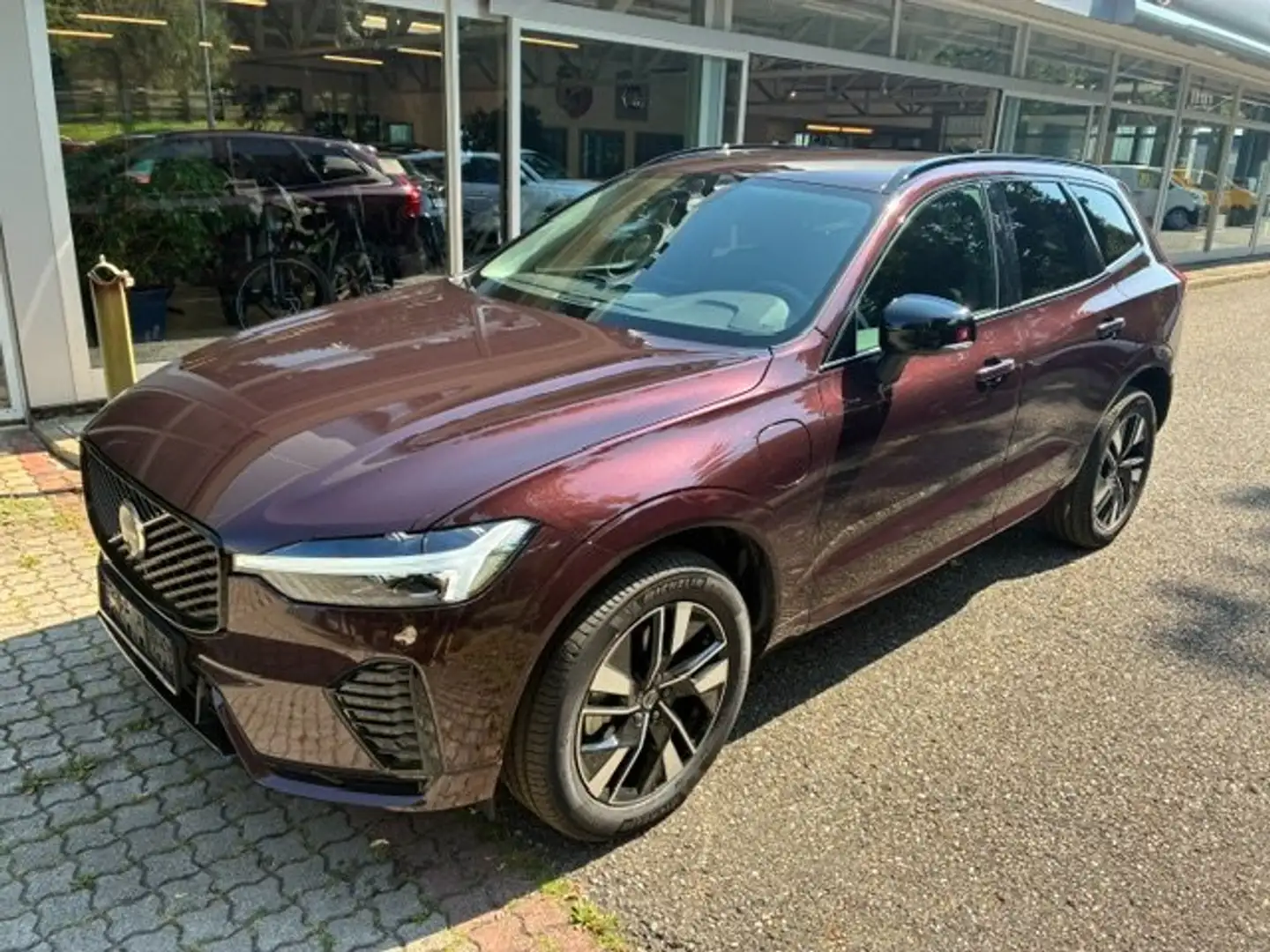 Volvo XC60 T6 AWD PHEV 18,8kWh Plus Dark Aut. Violett - 2