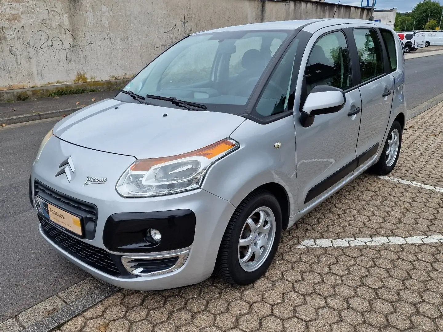 Citroen C3 Picasso Tendance TÜV neu in sehr gutem Zustand Silber - 1