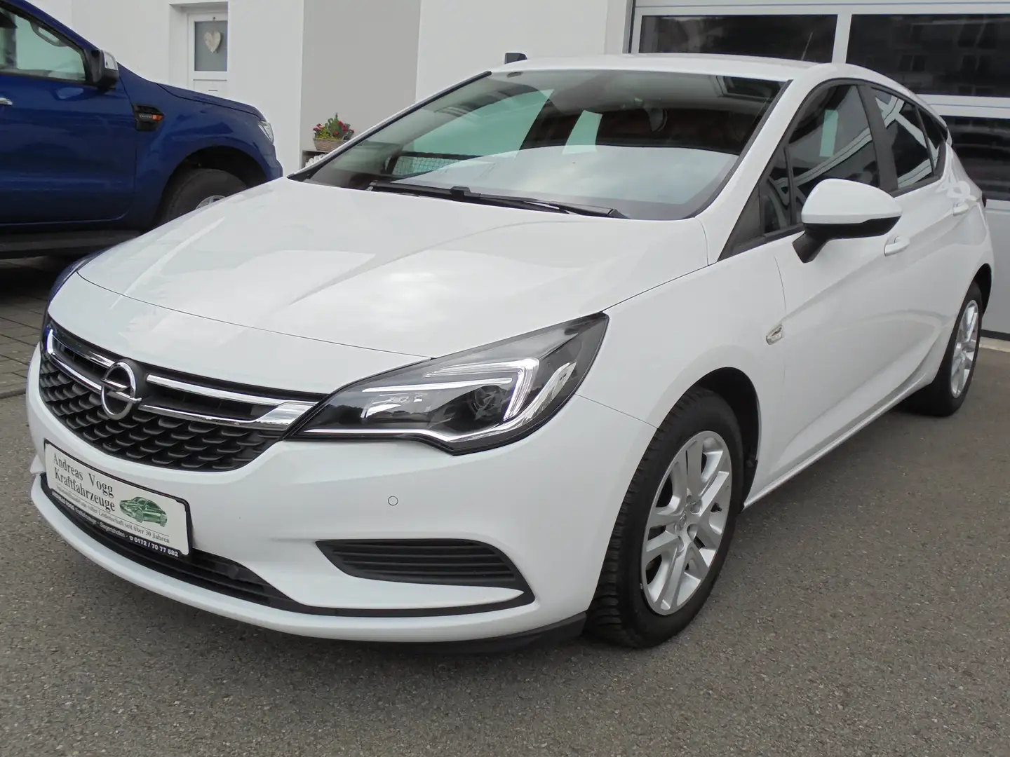 Opel Astra Edition 1,6l Start/Stop Klimaautomatik Einparkh. Weiß - 1