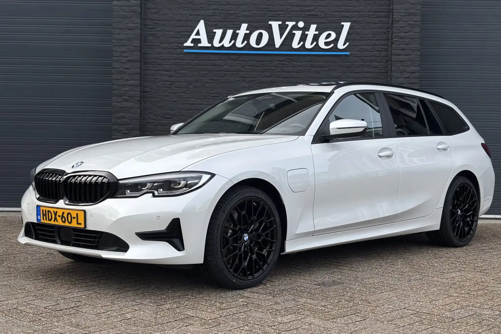 BMW 330 3-serie Touring 330e | Panodak | Live Cockpit Pro Wit - 1