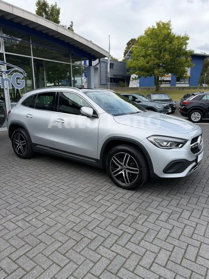 Mercedes-Benz GLA 200 Automatik NAVI LED KAMERA PANORAMADACH Silber - 1