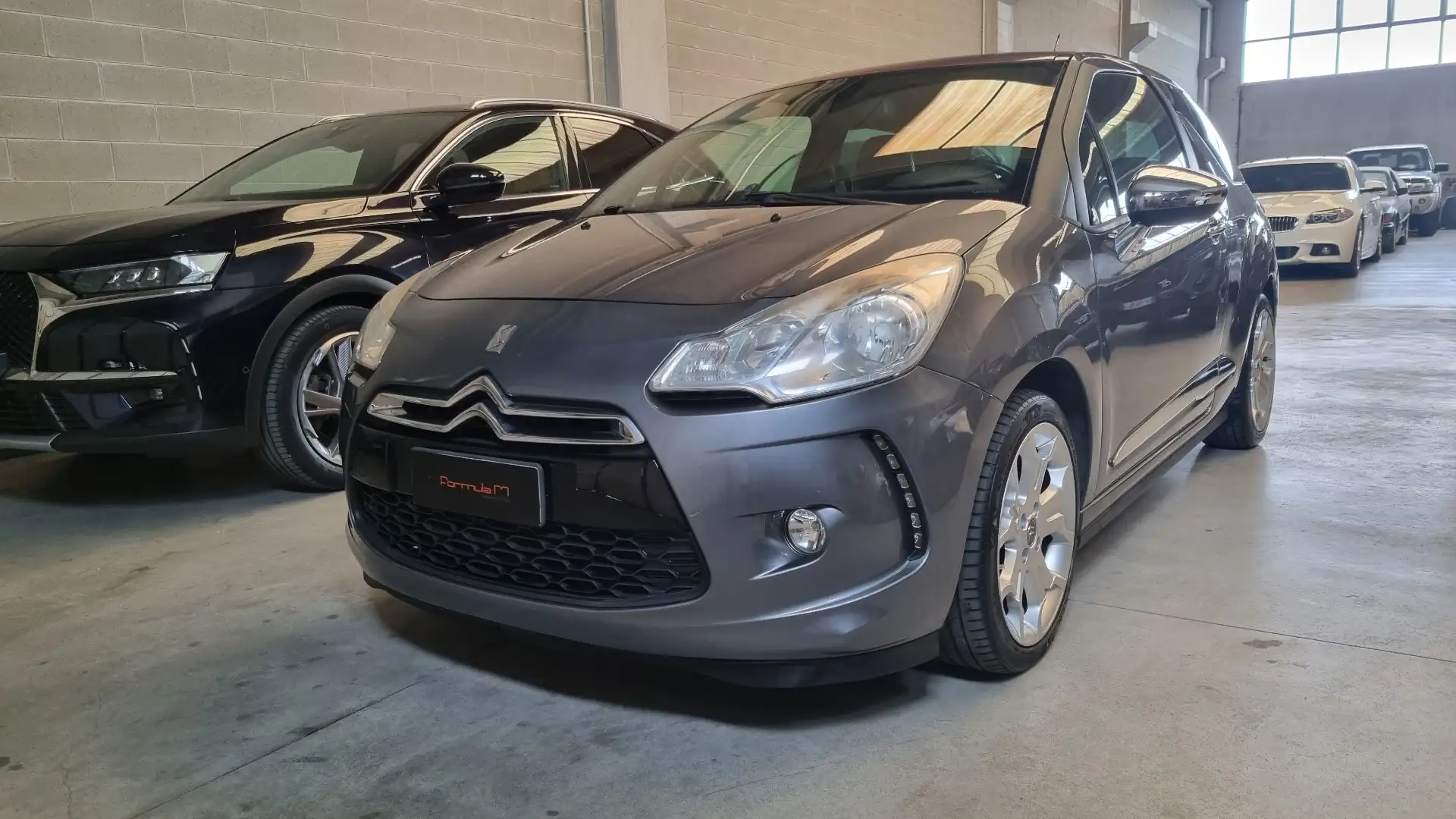 DS Automobiles DS 3 DS3 1.6 hdi Chic 70cv*Pelle*Navi*PDC*Bluetooth* Gris - 1