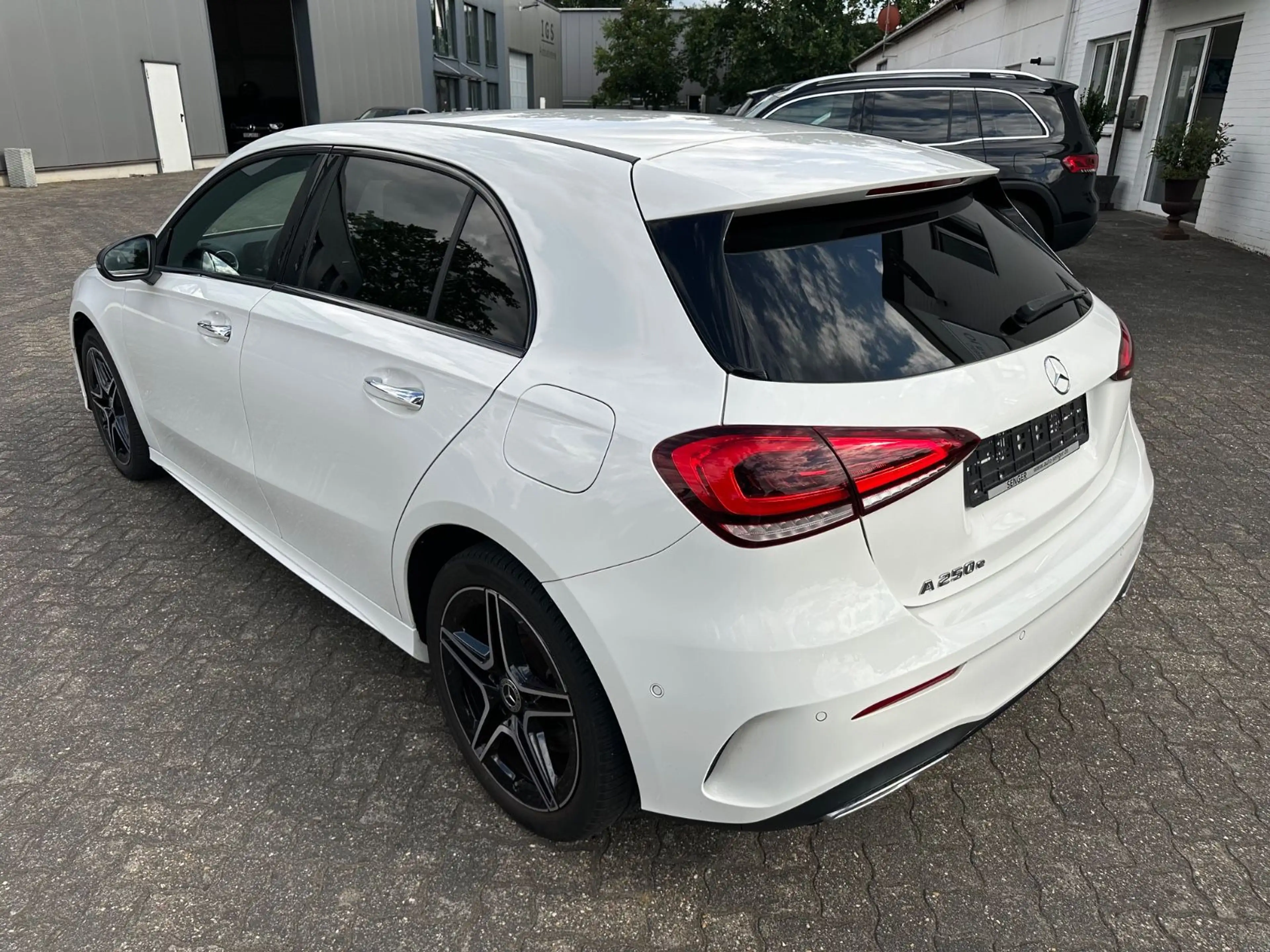 Mercedes-Benz A 250 e DCT AMG LIne LED Kamera Ambiente — photo 5