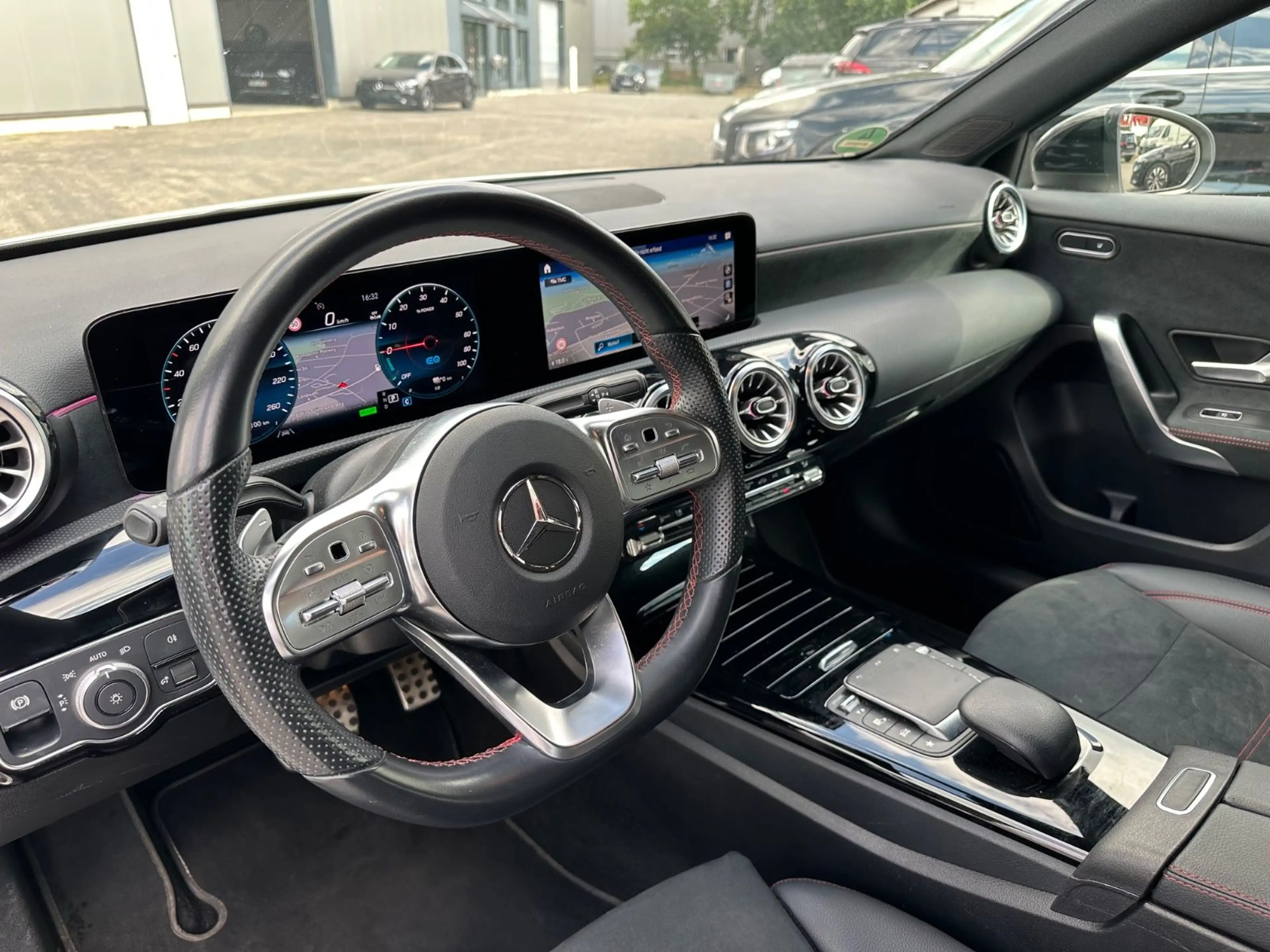 Mercedes-Benz A 250 e DCT AMG LIne LED Kamera Ambiente — photo 8