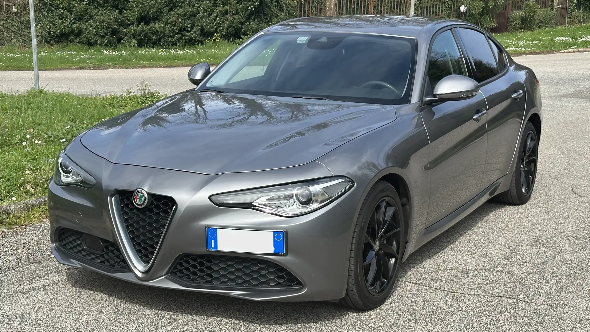 Alfa Romeo Giulia 2.2 t Super 150cv auto+18+bi-xeno+carplay Šedá - 1