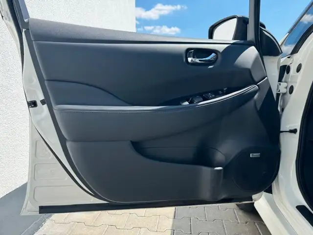 Nissan Leaf view 9