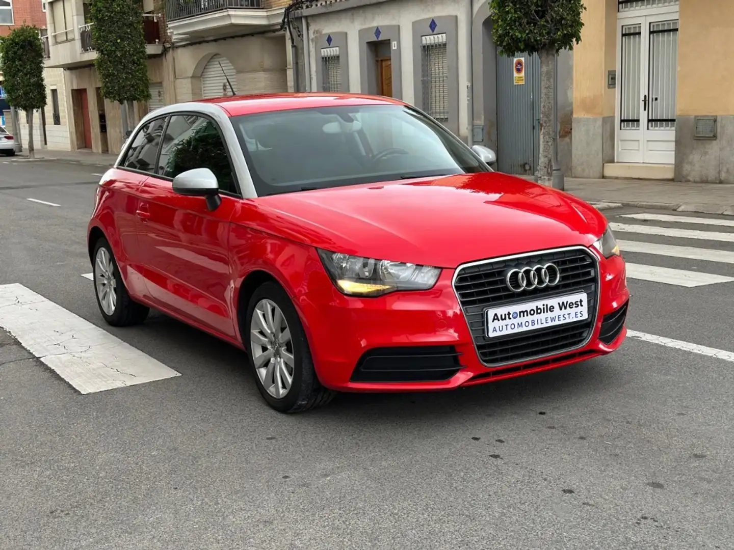 Audi A1 1.6TDI Attraction Rouge - 2