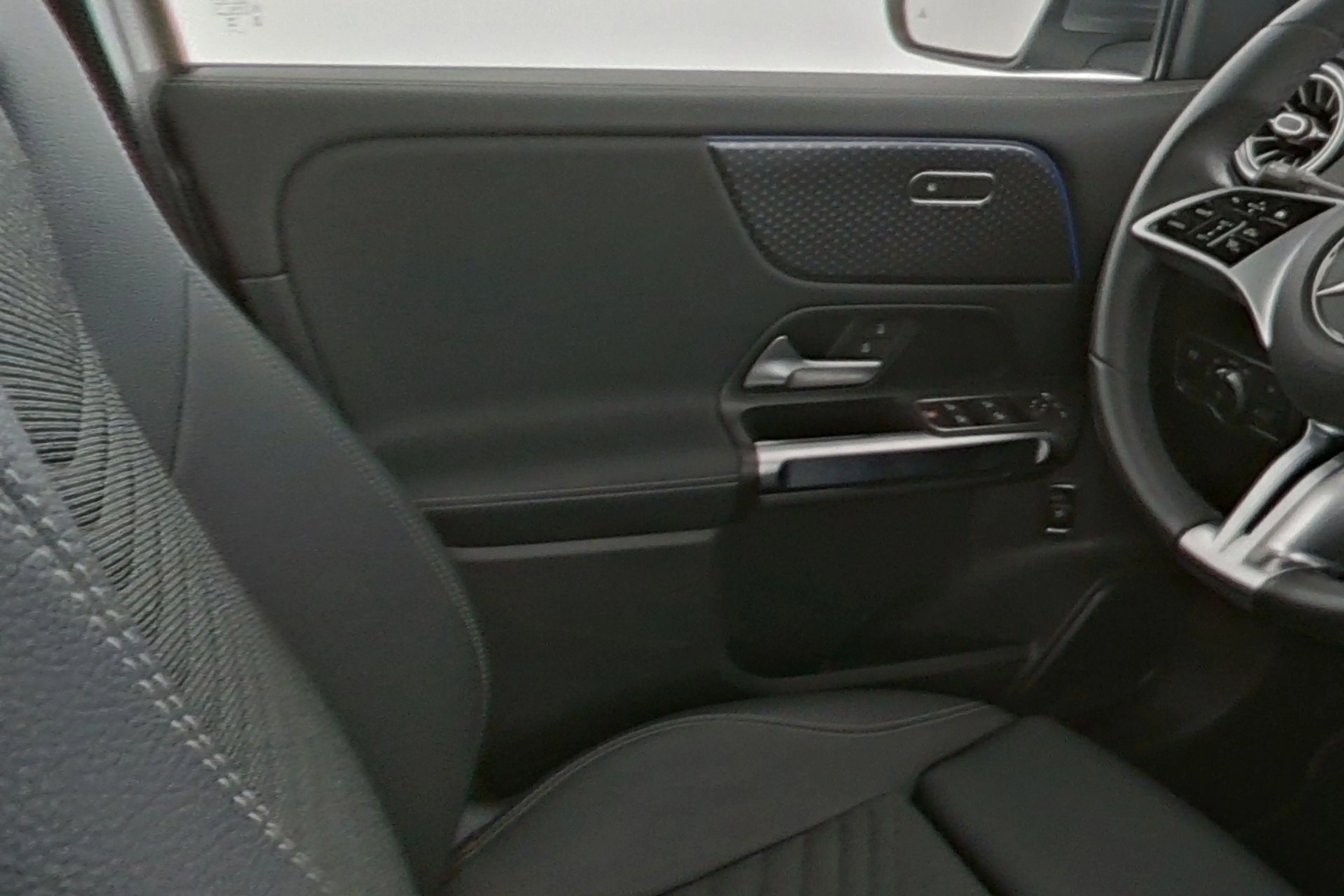 Mercedes-Benz EQB 250 250+ Luxury Line — photo 9