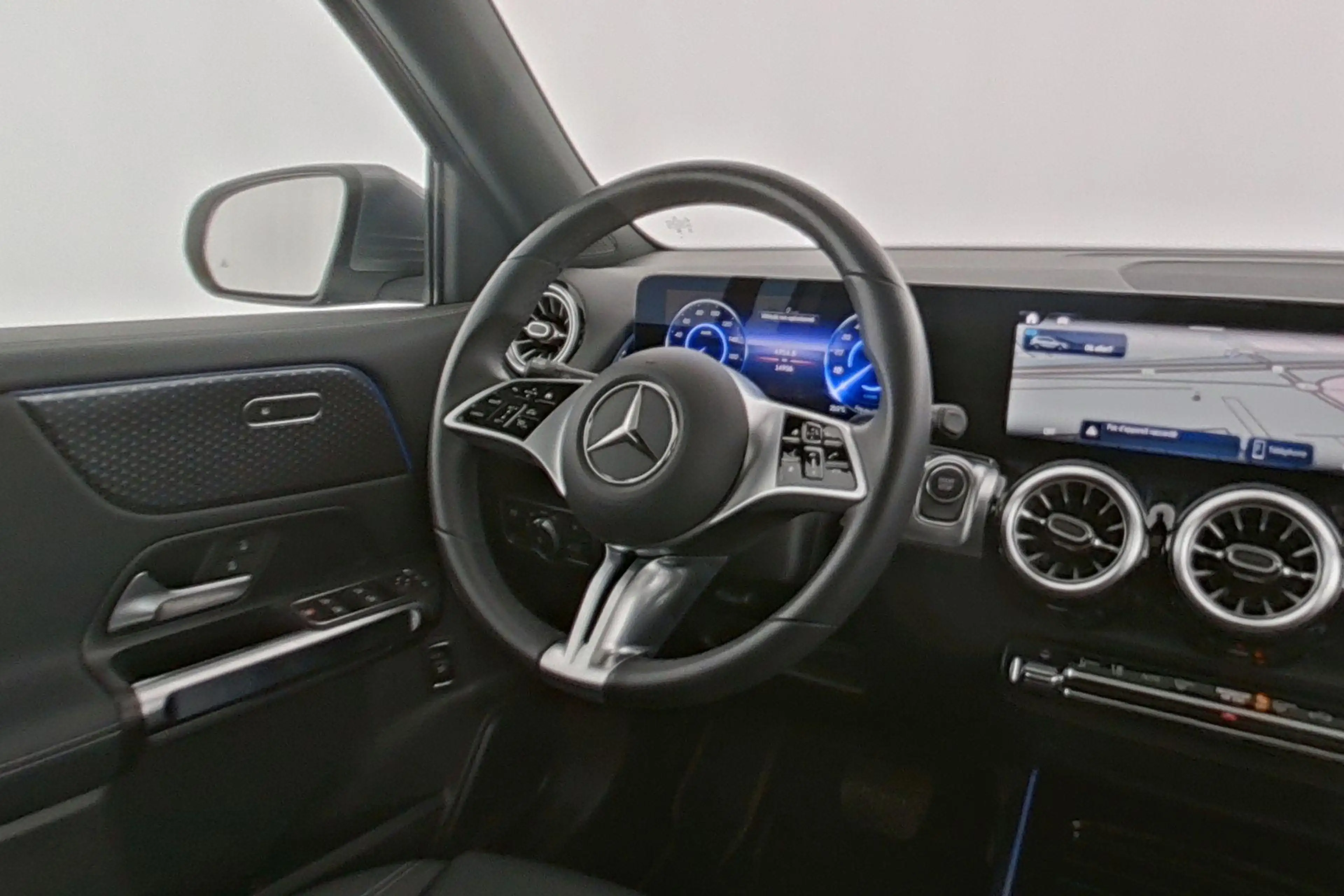Mercedes-Benz EQB 250 250+ Luxury Line — photo 6