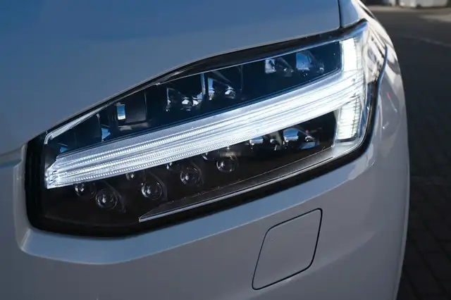 Volvo XC90 view 9