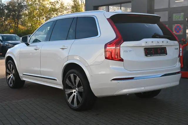 Volvo XC90 view 3
