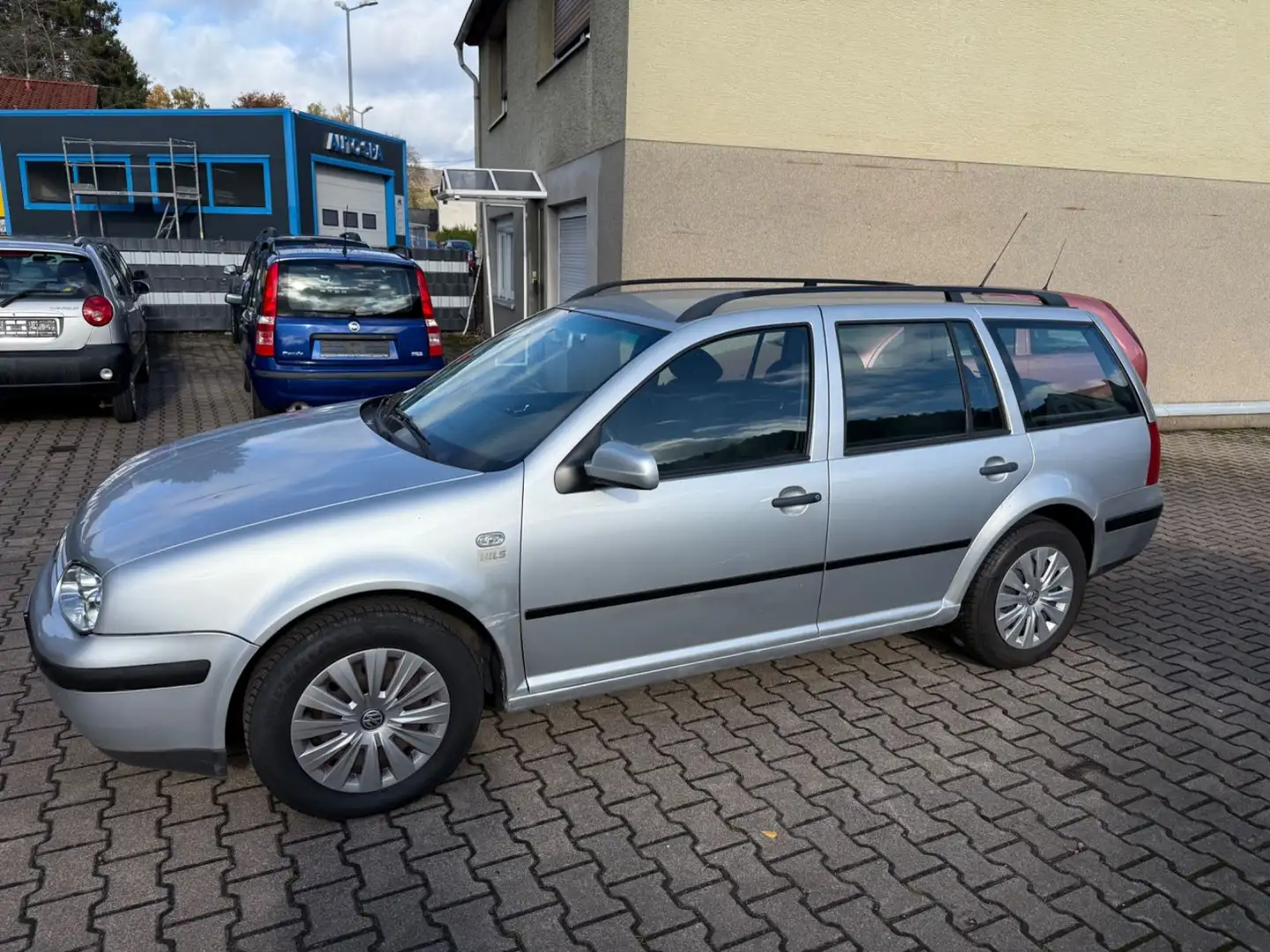 Volkswagen Golf Kombi 75 PS, Tüv 10/27 AHK, Allwetterreifen Silber - 1