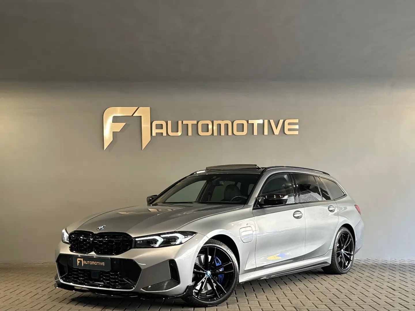 BMW 330 3-serie Touring 330e M Sport Pano|Trekhaak|HuD|360 Grijs - 1