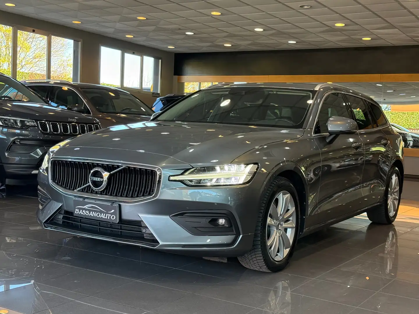 Volvo V60 2.0 b4 Momentum Business 132.000 KM !!! Grigio - 1
