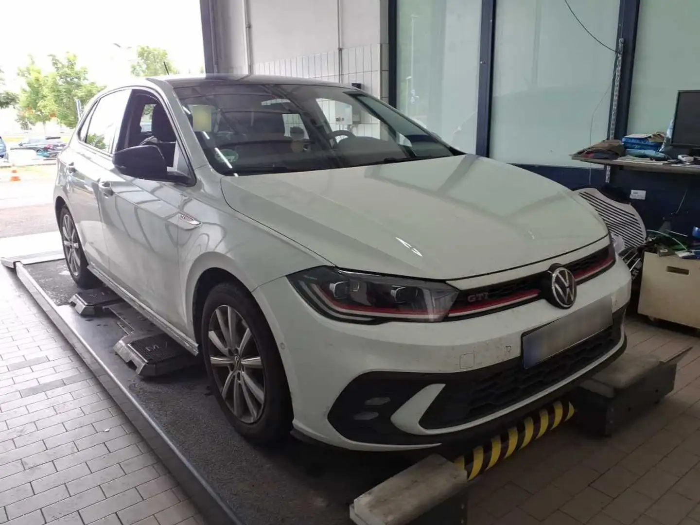 Volkswagen Polo GTI 2.0 TSI DSG Navi LED Keyless SHZ PDC Weiß - 2