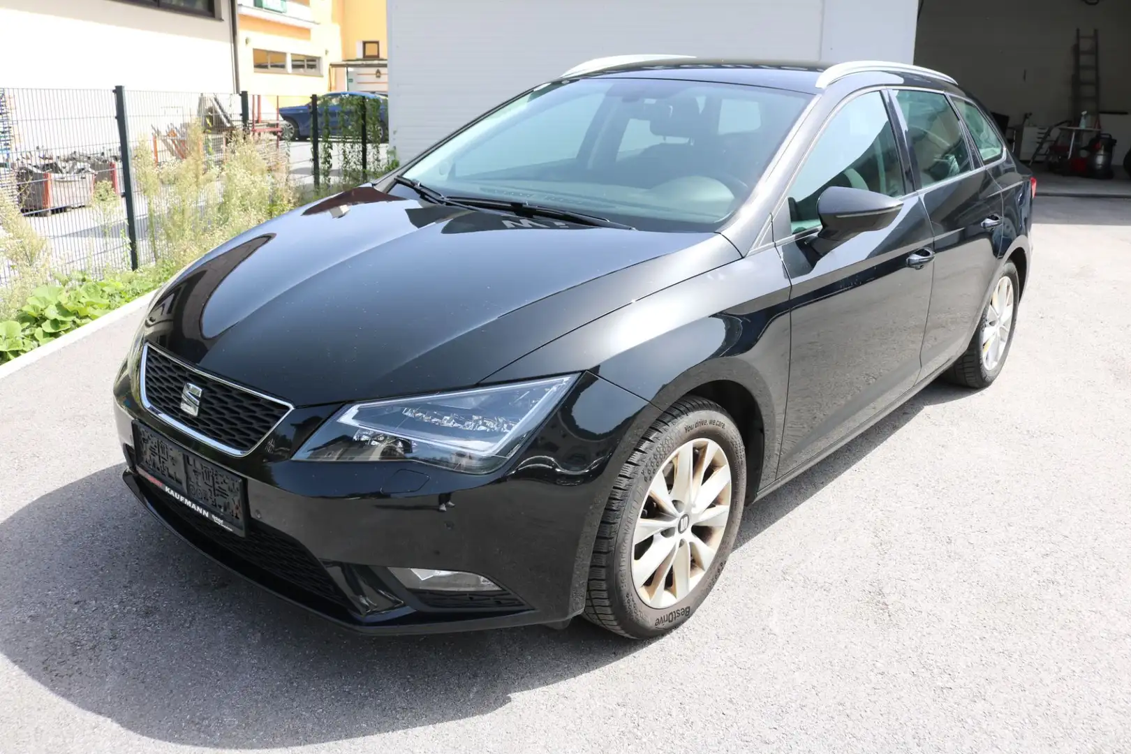 SEAT Leon ST Executive 1,6 TDI CR 4Drive Schwarz - 1