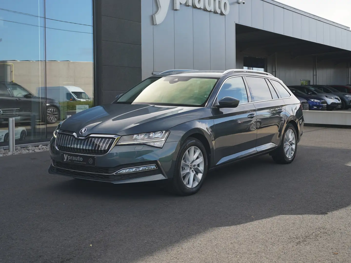 Skoda Superb Combi 1.4 T Hybrid DSG Memory Camera Leder Virtual Grijs - 1