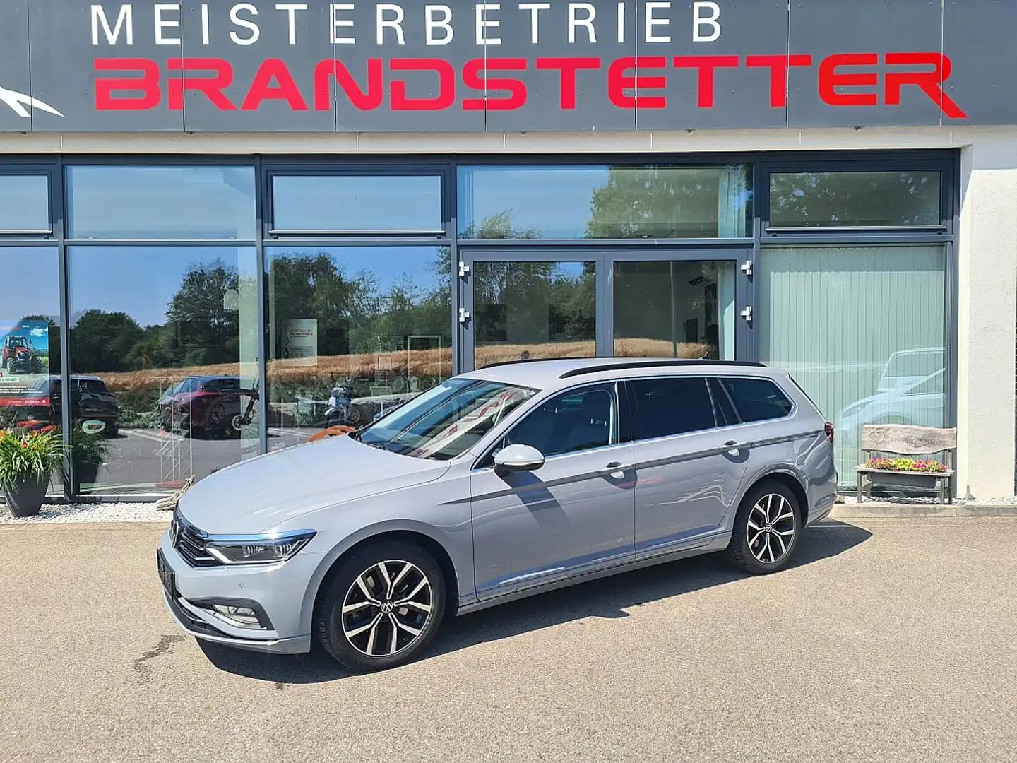 Volkswagen Passat Variant Business 2,0 SCR TDI DSG Grijs - 1