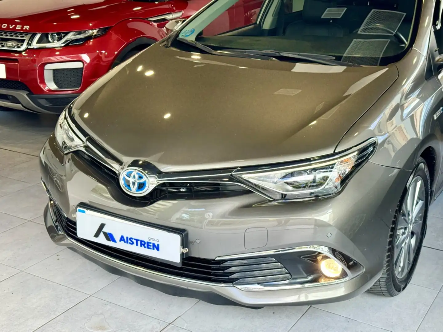 Toyota Auris hybrid 140H Feel! Edition Marrón - 2