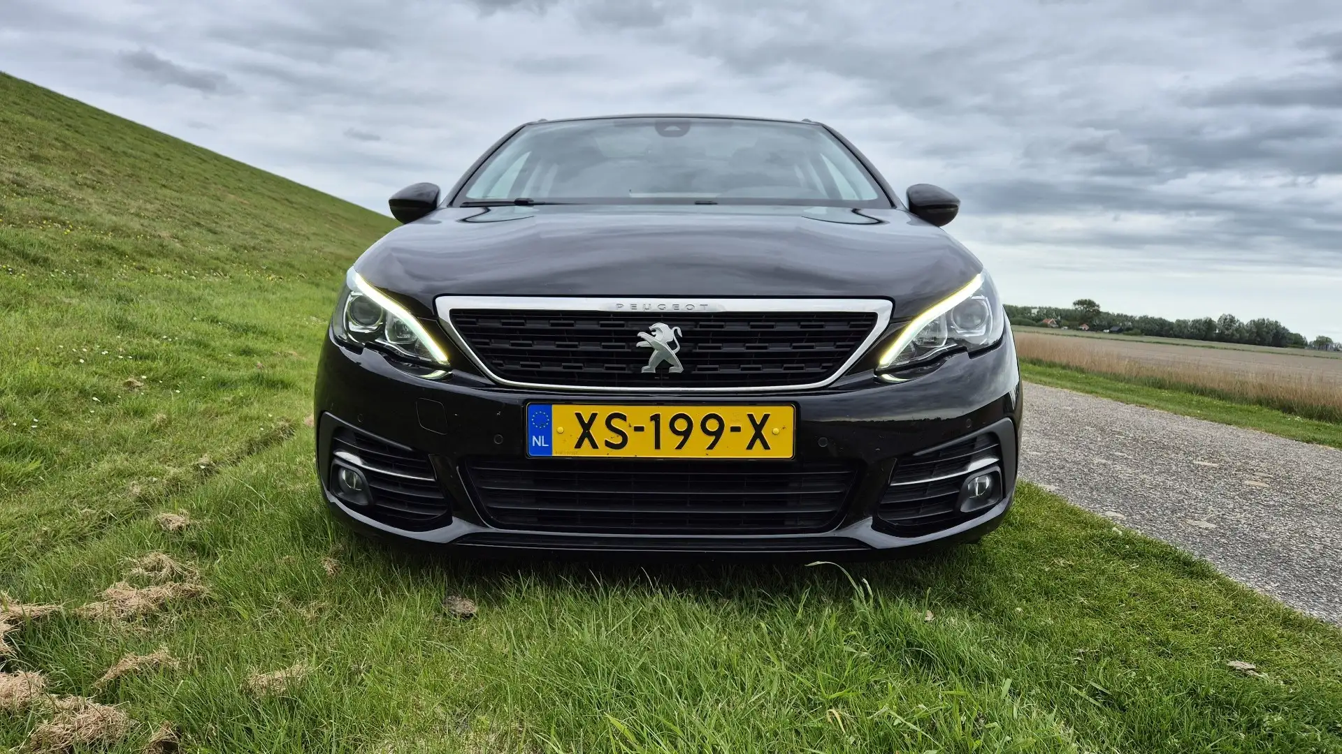 Peugeot 308 1.2 PureT.Blue L. Ex Černá - 2