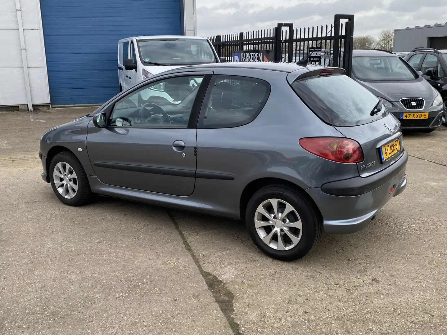 Peugeot 206 1.4 HDi Air-line 3, APK TOT 10-09-2026, AIRCO, ELE Gris - 2