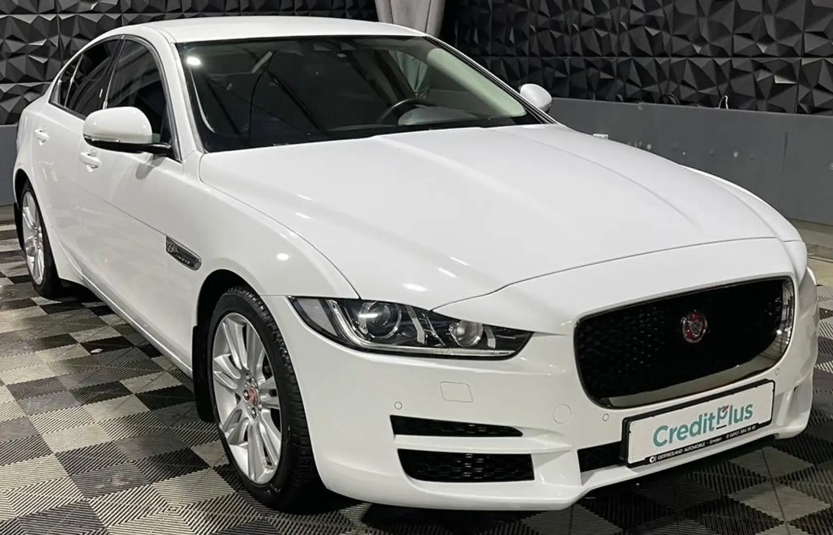 Jaguar XE Pure, Navi, Sitzheizung, Tempomat, Xenon Blanc - 1