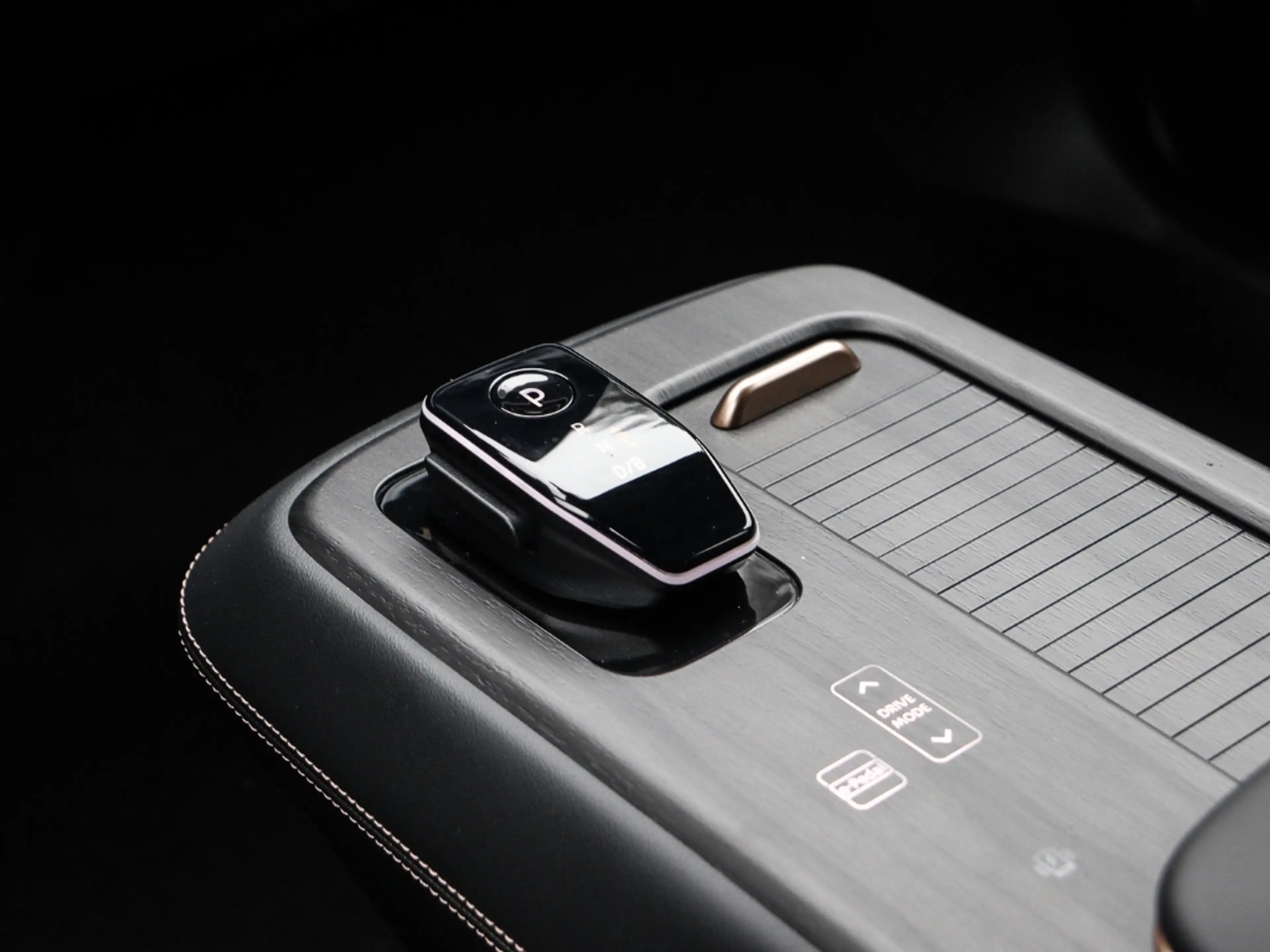 Nissan Ariya 63kWh Advance Pack Navi CCS AVM LED — photo 12