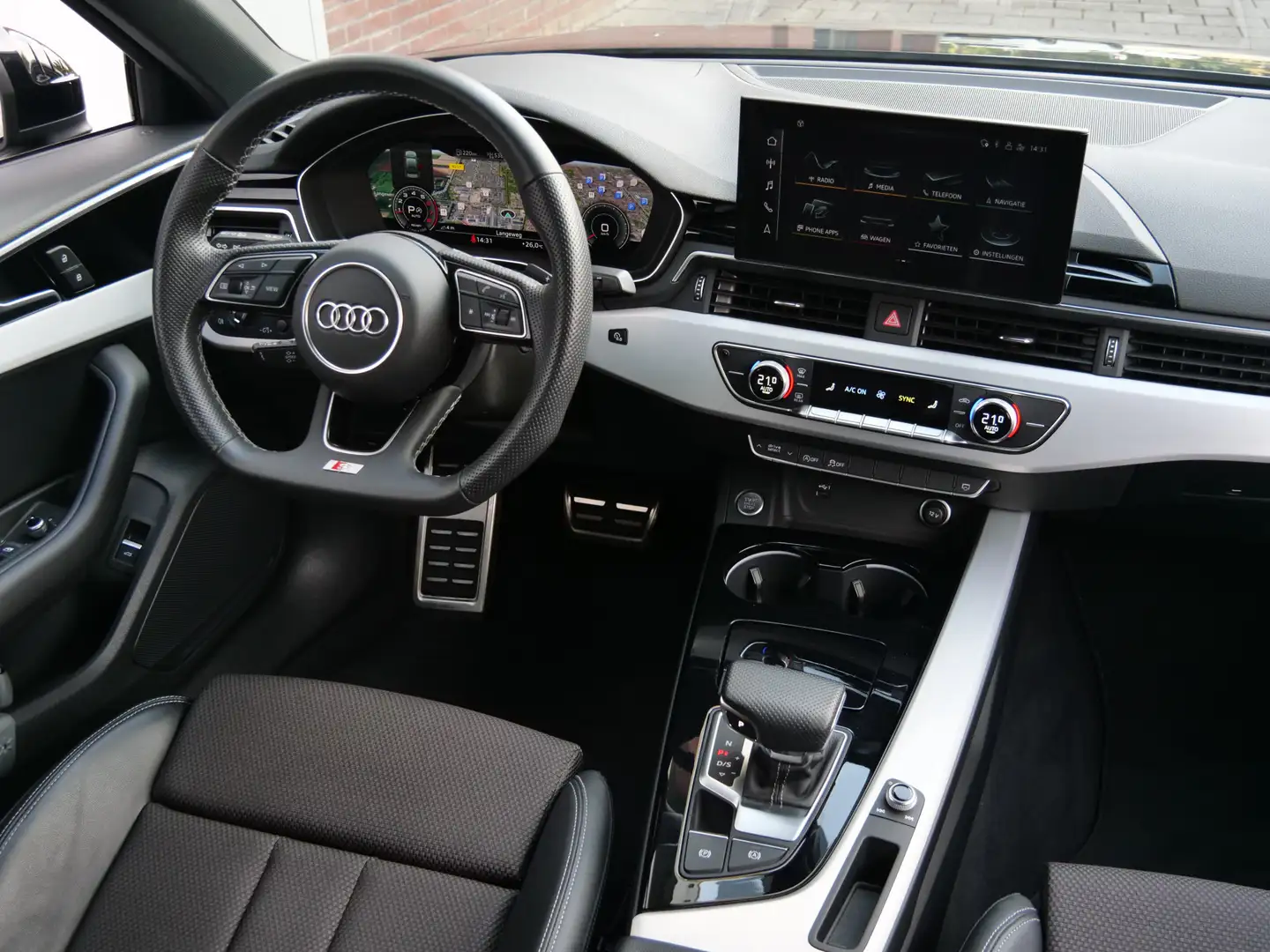 Audi A4 Limousine 35 TFSI S edition 150 Pk Automaat Navi / Zwart - 2