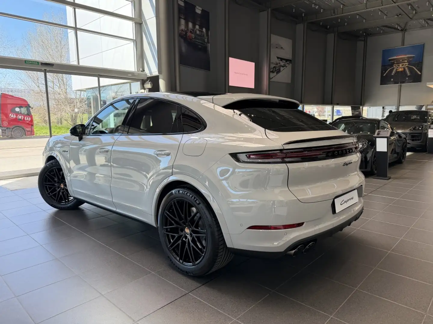 Porsche Cayenne Coupé E-Hybrid Black Edition Aut. Gris - 2