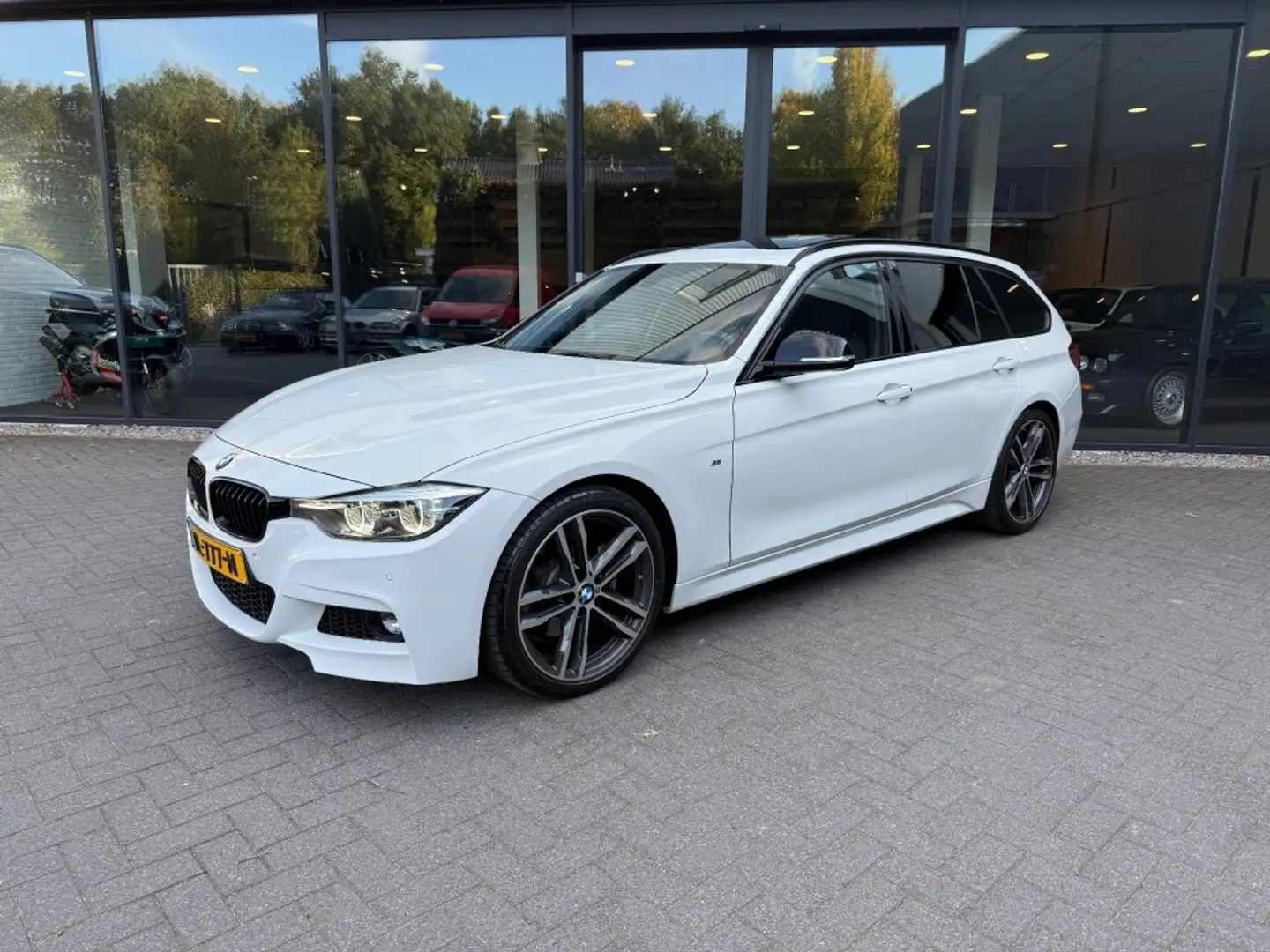 BMW 330 330i M-Sport,Pano,LED,M-Perf. Uitlaat,Leer,Keyless Weiß - 1