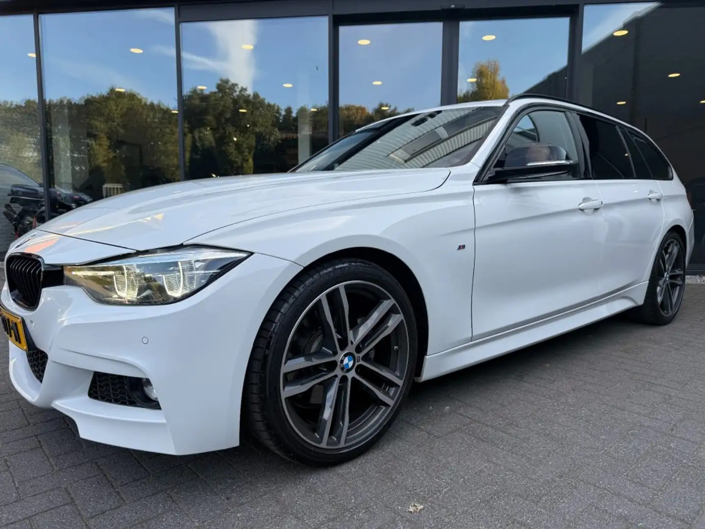 BMW 330 330i M-Sport,Pano,LED,M-Perf. Uitlaat,Leer,Keyless Weiß - 2
