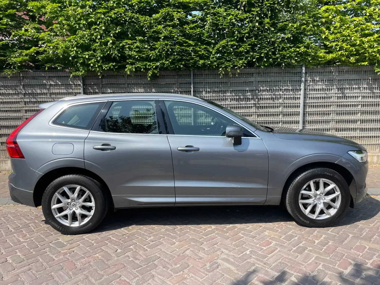 Volvo XC60 2.0 T4 Momentum AUTOMAAT *dealeronderhouden + lede Gris - 2