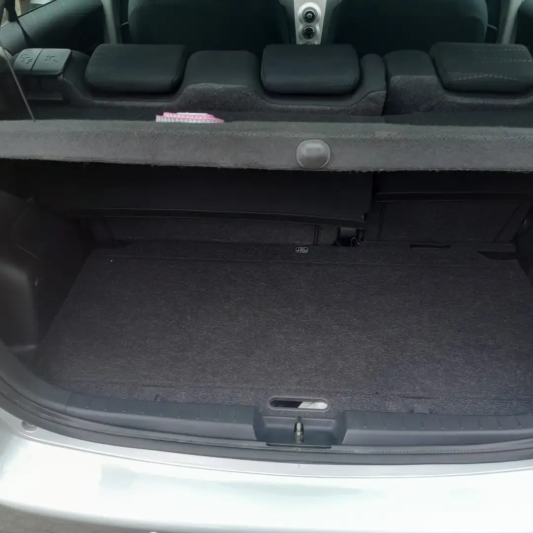 Toyota Yaris Yaris 1.3 linea sol Plateado - 2