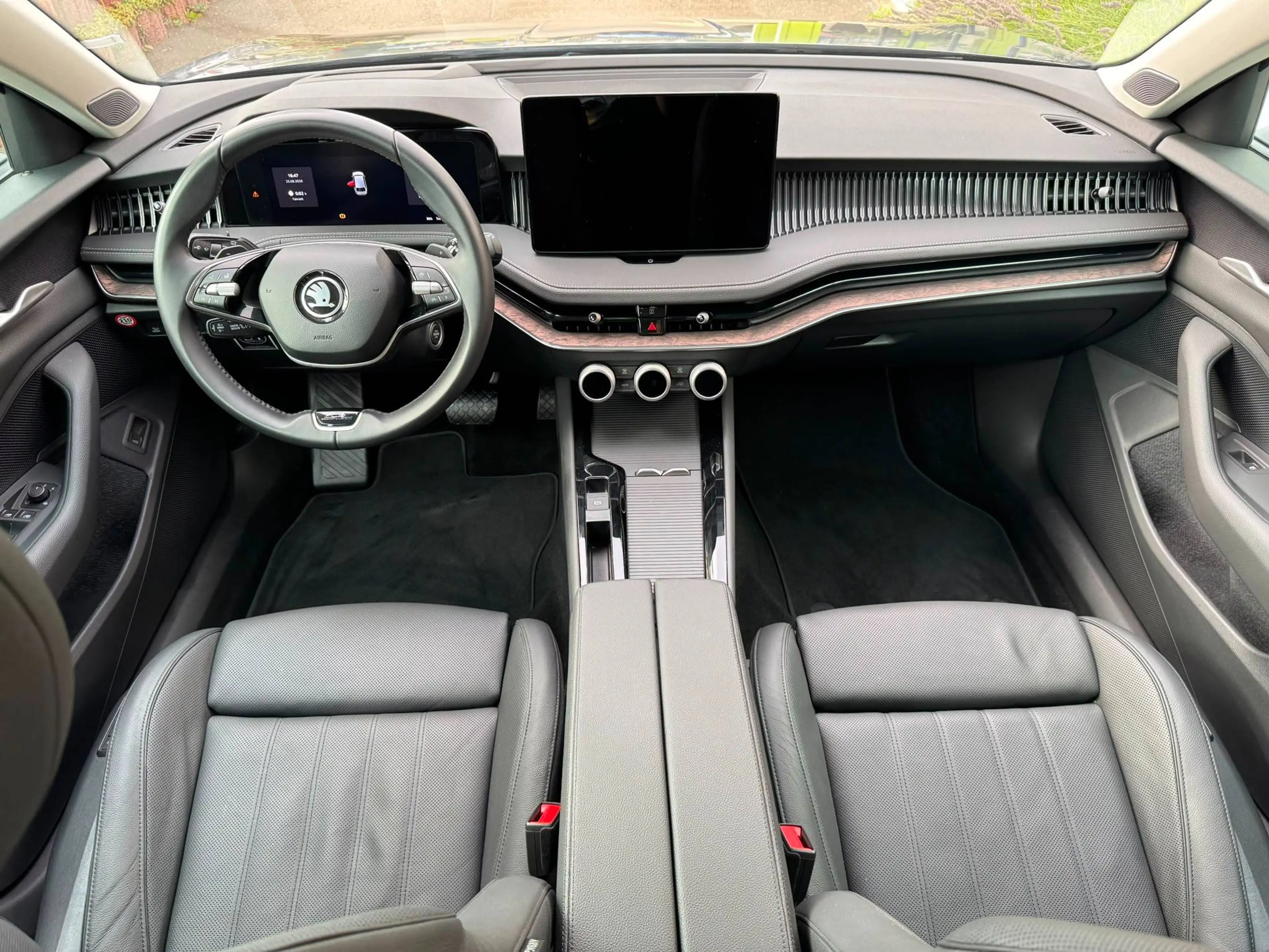 Skoda Superb Superb Combi Combi 2.0 TDI DSG 4x4 L&K — photo 11