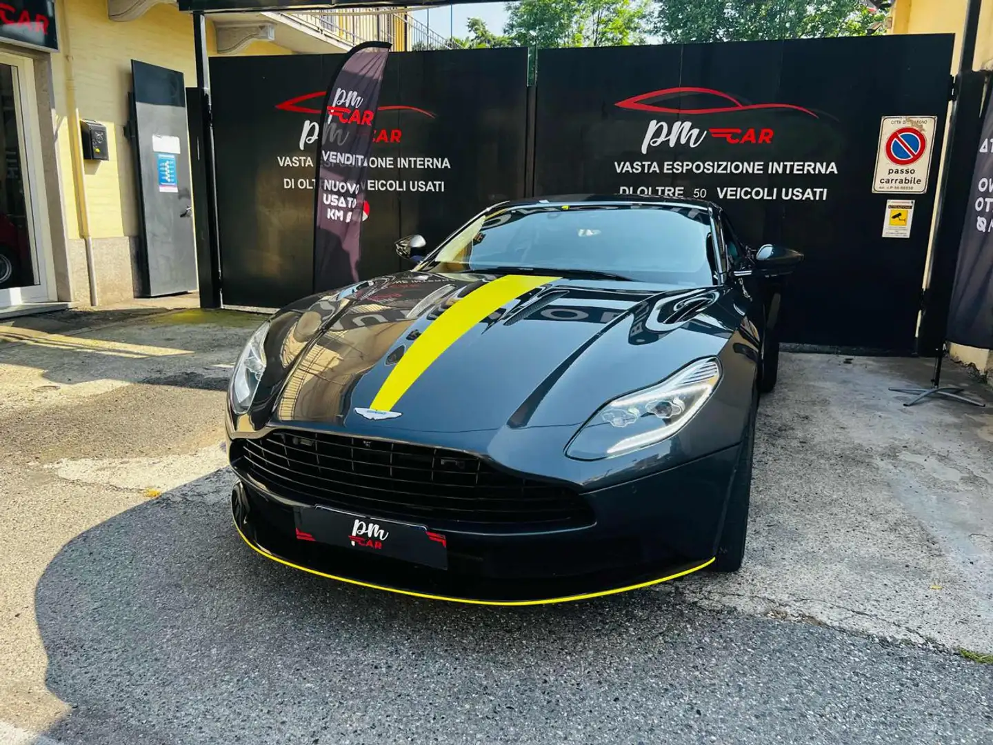 Aston Martin DB11 V12 Coupé Lanych edition Gris - 2