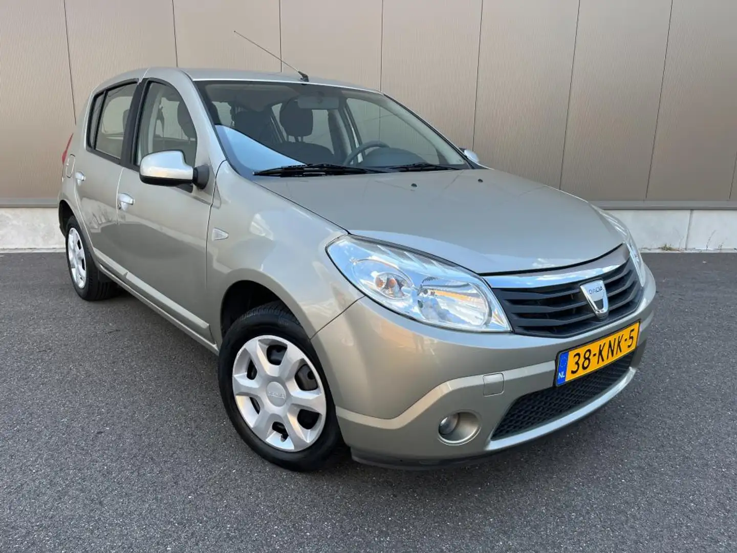 Dacia Sandero 1.2 Lauréate, airco, elektrische ramen, nieuwe apk Grijs - 2
