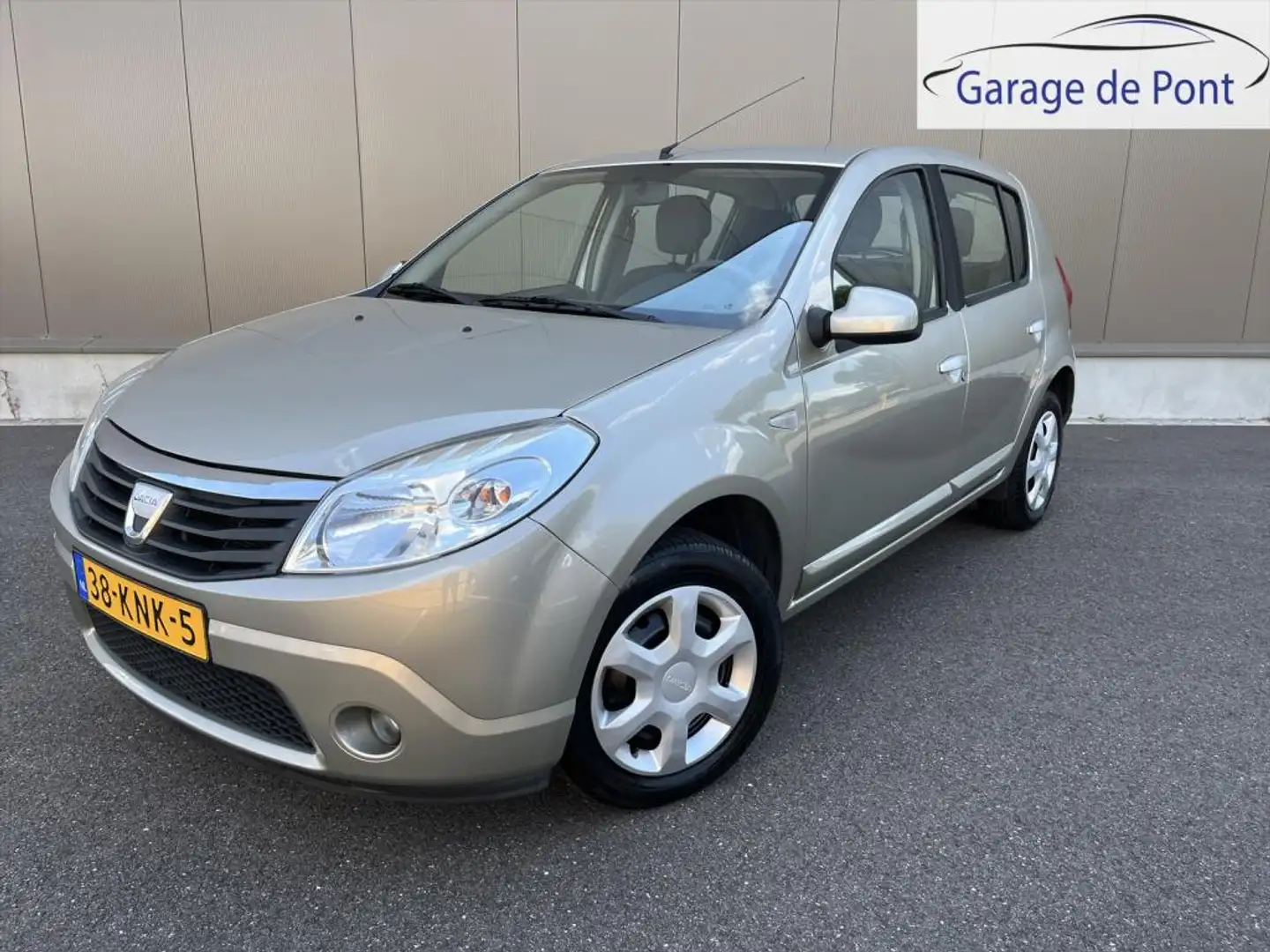 Dacia Sandero 1.2 Lauréate, airco, elektrische ramen, nieuwe apk Grijs - 1