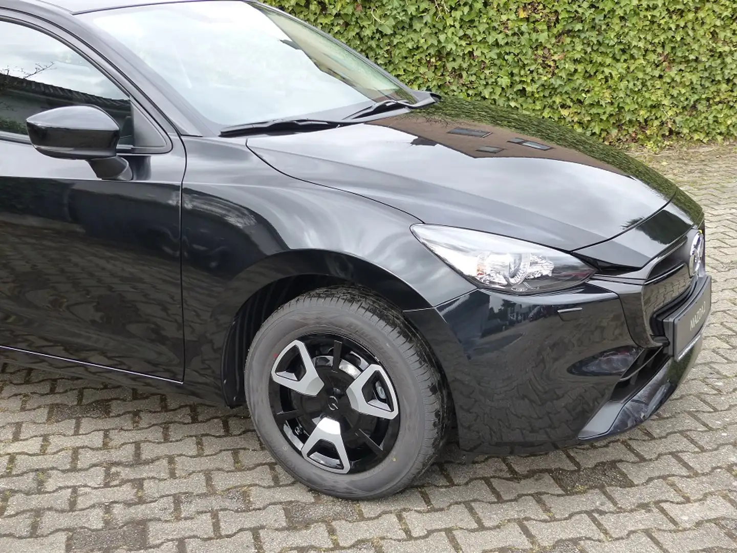 Mazda 2 2023 5HB 1.5L SKYACTIV-G 75ps 6MT FWD CENTER-LINE Schwarz - 2